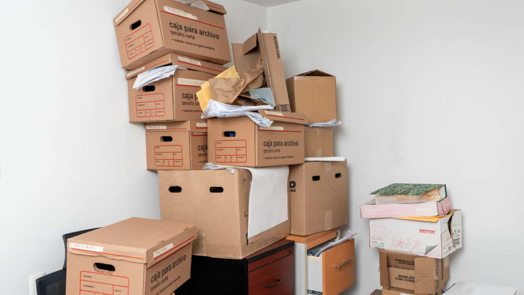 Cajas de archivo y documentos listas para almacenaje en oficina