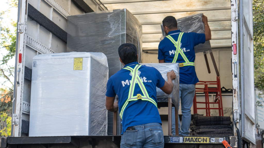 Equipo Mubit trasladando muebles a una bodega para muebles segura