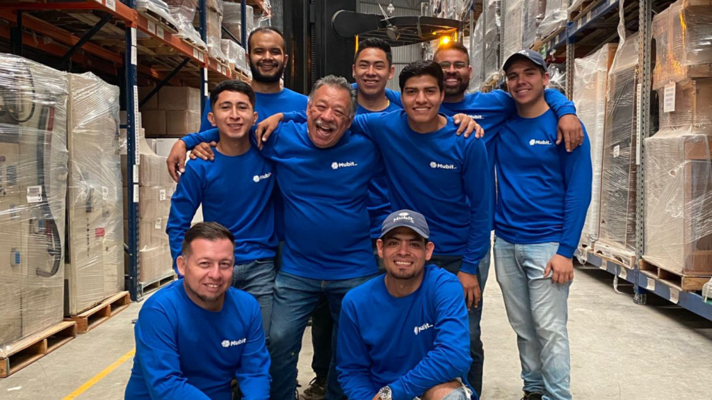 Equipo Mubit en su bodega de almacenaje en Guadalajara
