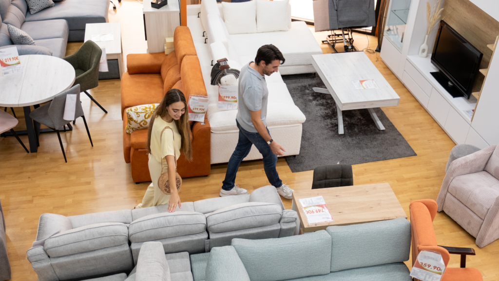 Pareja comprando muebles con descuento en la Expo Mueble GDL